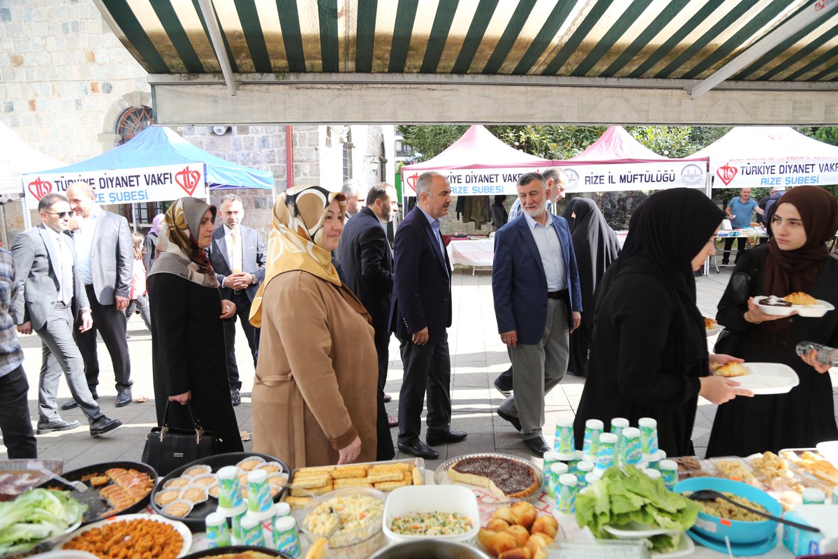 rizebelediye's tweet photo. FİLİSTİN’E DESTEK İÇİN RİZE’DE HAYIR ÇARŞISI KURULDU.
Rize Belediye Başkanı Rahmi Metin, beraberinde eşi Fatma Metin ile, Rize İl Müftülüğü ile Türkiye Diyanet Vakfı Rize Şubesi tarafından, geliri Filistin'e bağışlanmak üzere açılan hayır çarşısı (kermes)’in açılış programına katıldı.