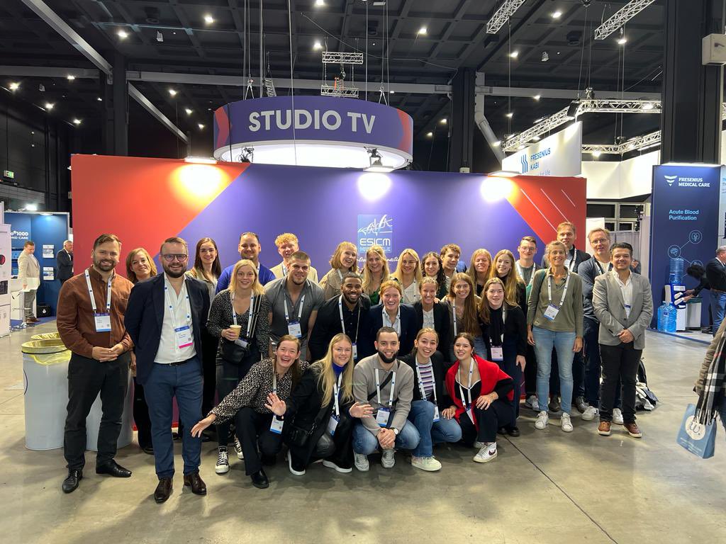 ICUstudentteam's tweet photo. Our second day at @ESICM, we made a group picture with our whole team! We’re excited for today! #LIVES2023 #ICUstudentteam https://t.co/w1a0UmmdNt