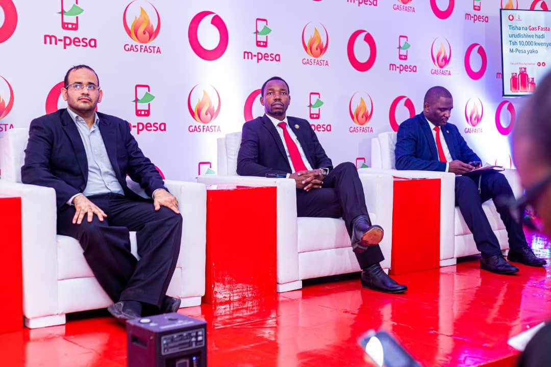 anuskills3's tweet photo. Mgeni Rasmi Mh.Patrobas Katambi (MB) - Naibu Waziri OWM - Vijana akifuatilia kwa makini uzinduzi huu wa Gas Fasta na Vodacom M-Pesa.Wenye lengo la kuhakikisha wananchi wanapata #GesiKiganjani. 

@FastaGas @VodacomTanzania @albeiti91 https://t.co/gUwjVtCiDK