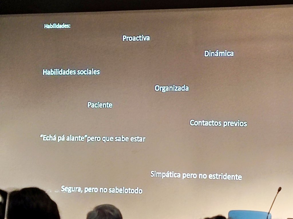 Una intervención excepcional y muy interesante de <a href="/AliciaPelegrina/">Alicia Pelegrina</a> del <a href="/iaa_csic/">IAA-CSIC</a>, hablando sobre protocolo y relaciones institucionales (y de todos los quebraderos de cabeza de montar un 'sarao' 🫨) en el evento #100xCiencia