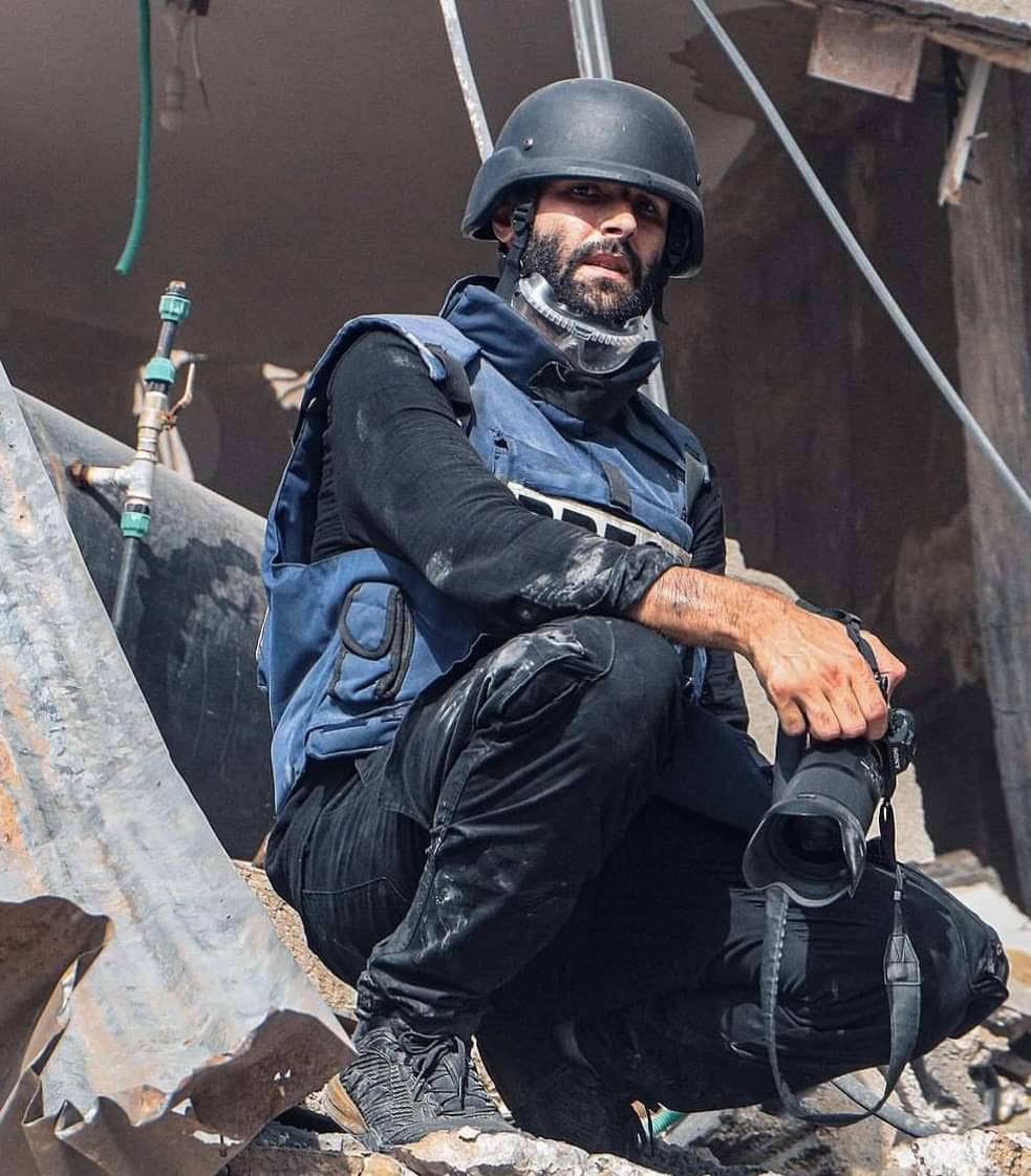 معتز العزايزة مصور من فلسط,, ين فقد عيلته كلها في الأحداث الجارية الان وبيغطي كل حاجة بتحصل هناك وبينقل الصورة والاحداث للغرب بالانجليزي وبيساعد الأطفال وأنقذ أرواح كتير بفضل الله.. معتز واحد من الأبطال اللي متواجدين هناك وبيغطوا كل حاجة بتحصل على مدار الـ24 ساعة..