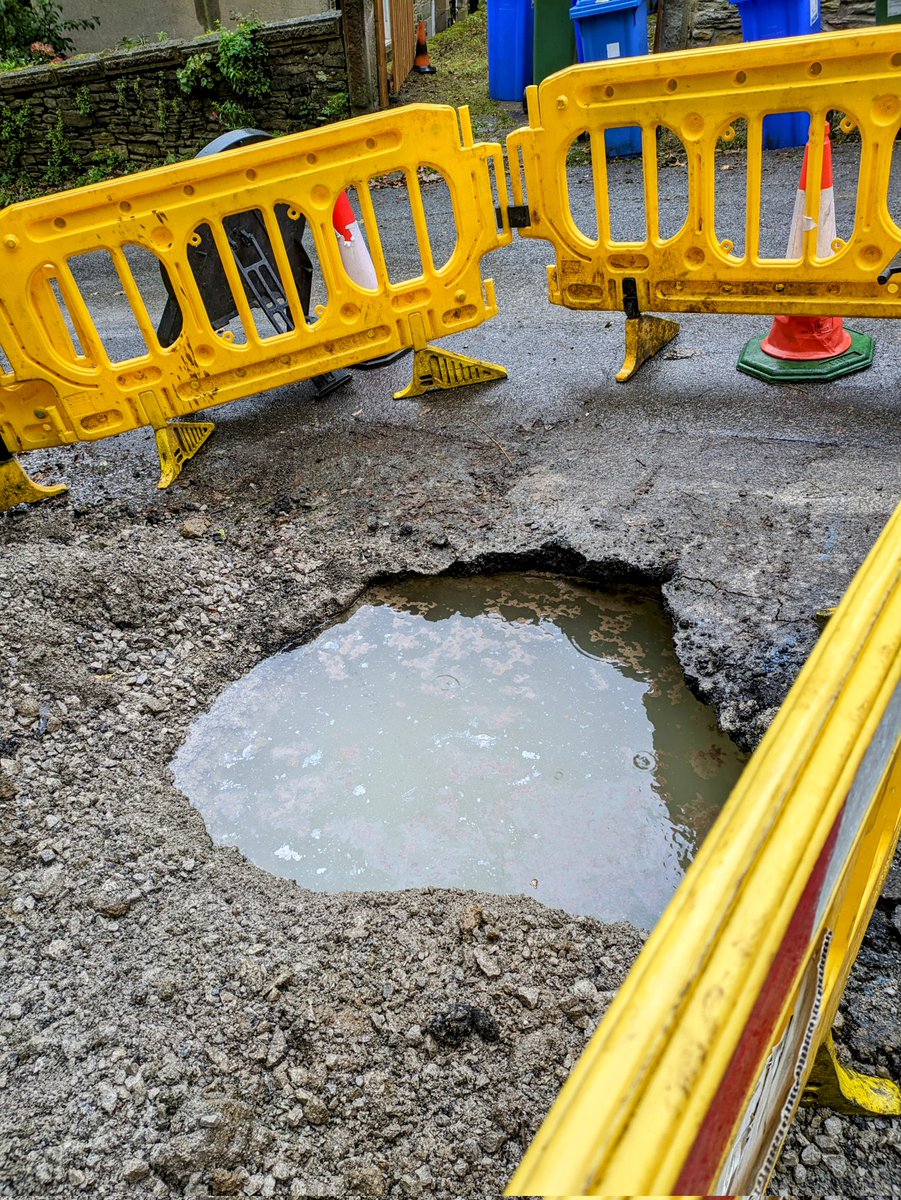 JillBaron's tweet photo. @unitedutilities We now have a water-filled crater at SK14 6EB #Broadbottom https://t.co/a8WAyzxVtD