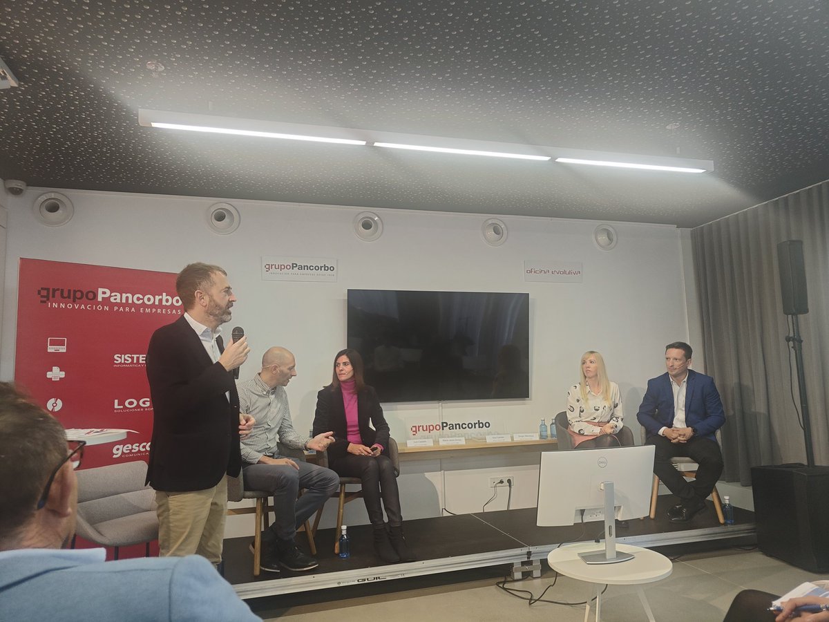 Asistiendo a la ponencia inaugural de <a href="/ofi_evolutiva/">Oficina Evolutiva</a> hablando de #ciberseguridad