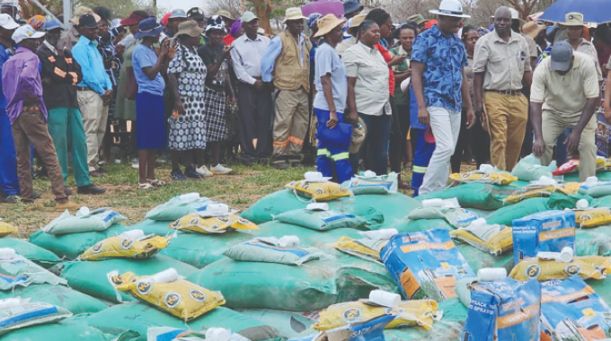 VulindlelaNdab2's tweet photo. In keeping with the Second Republic's motto of "leaving no one and no place behind," every farmer must adopt the #Pfumvudza/ #Intwasa model to reduce family hunger while guaranteeing national food security. The conservative farming approach must be adopted in every ward @Mug2155 https://t.co/nHTfESZVsW