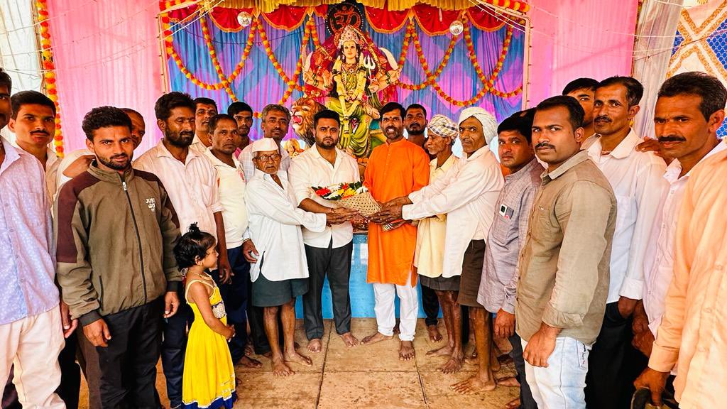 HebbalkarMrinal's tweet photo. आज दि . 24 ऑक्टोबर रोजी बोकमूर गावात झालेल्या दुर्गा माता पूजेला हजेरी लावली. सर्वांना सुख, समाधान आणि भरभराटीचे आयुष्य लाभो अशी प्रार्थना देवी च्या चरणी केली .

Embracing the divine energy at the Durga Mata Pooja in Bokamur village.

#bokamurvillage #durgapuja  #mrinalhebbalkar https://t.co/jYcqCGOeVq