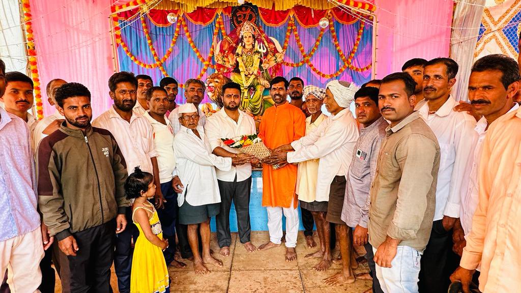 HebbalkarMrinal's tweet photo. आज दि . 24 ऑक्टोबर रोजी बोकमूर गावात झालेल्या दुर्गा माता पूजेला हजेरी लावली. सर्वांना सुख, समाधान आणि भरभराटीचे आयुष्य लाभो अशी प्रार्थना देवी च्या चरणी केली .

Embracing the divine energy at the Durga Mata Pooja in Bokamur village.

#bokamurvillage #durgapuja  #mrinalhebbalkar https://t.co/jYcqCGOeVq