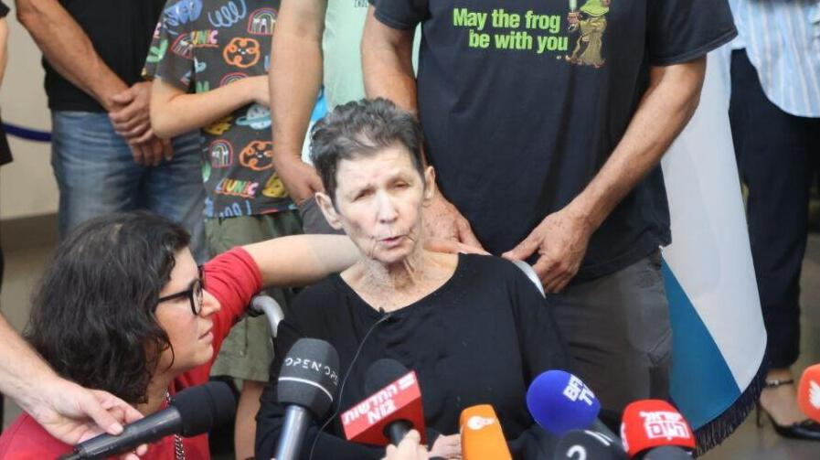 Elle a 85 ans et elle a survécu au Hamas. Son témoignage terrible ce matin. 

'Ils sont entrés dans le kibboutz ont tout détruit. Ils sont entrés en masse dans ma maison. Ils m'ont jeté au sol et m'ont transporté sur une moto. 
Ils nous ont fait marcher des kilomètres sous terre