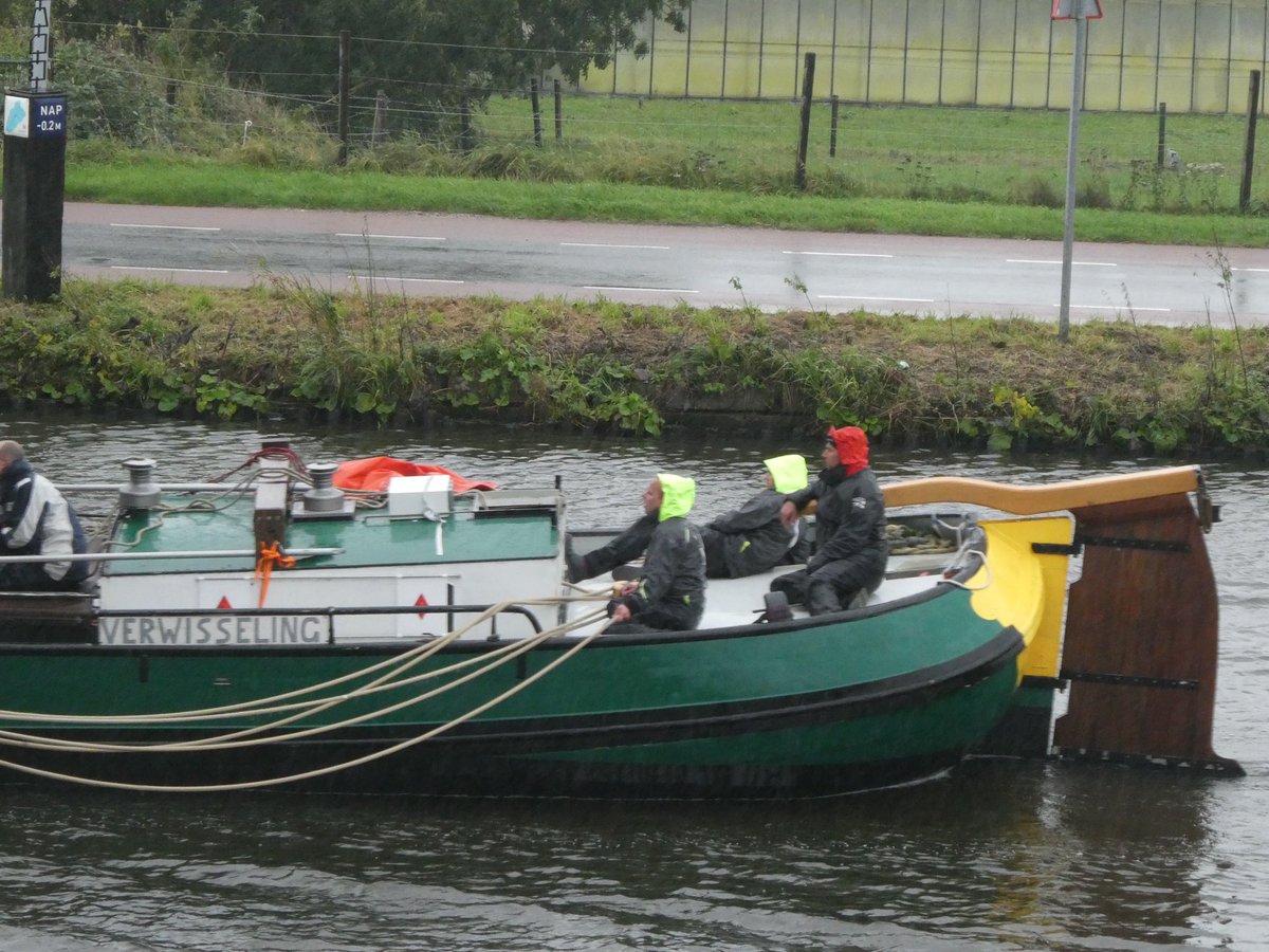 Wat een machtig gezicht die grote zeilen bij de #strontrace, ook hier op de <a href="/Verwisseling/">Skûtsje Verwisseling</a> 
En gelukkig goed ingepakt aan het roer, niemand die met deze regen hier op de wal hoeft te lopen jagen. Succes!  <a href="/Beurt_Stront/">Zeilvracht</a> <a href="/Strontrace/">Strontrace</a>