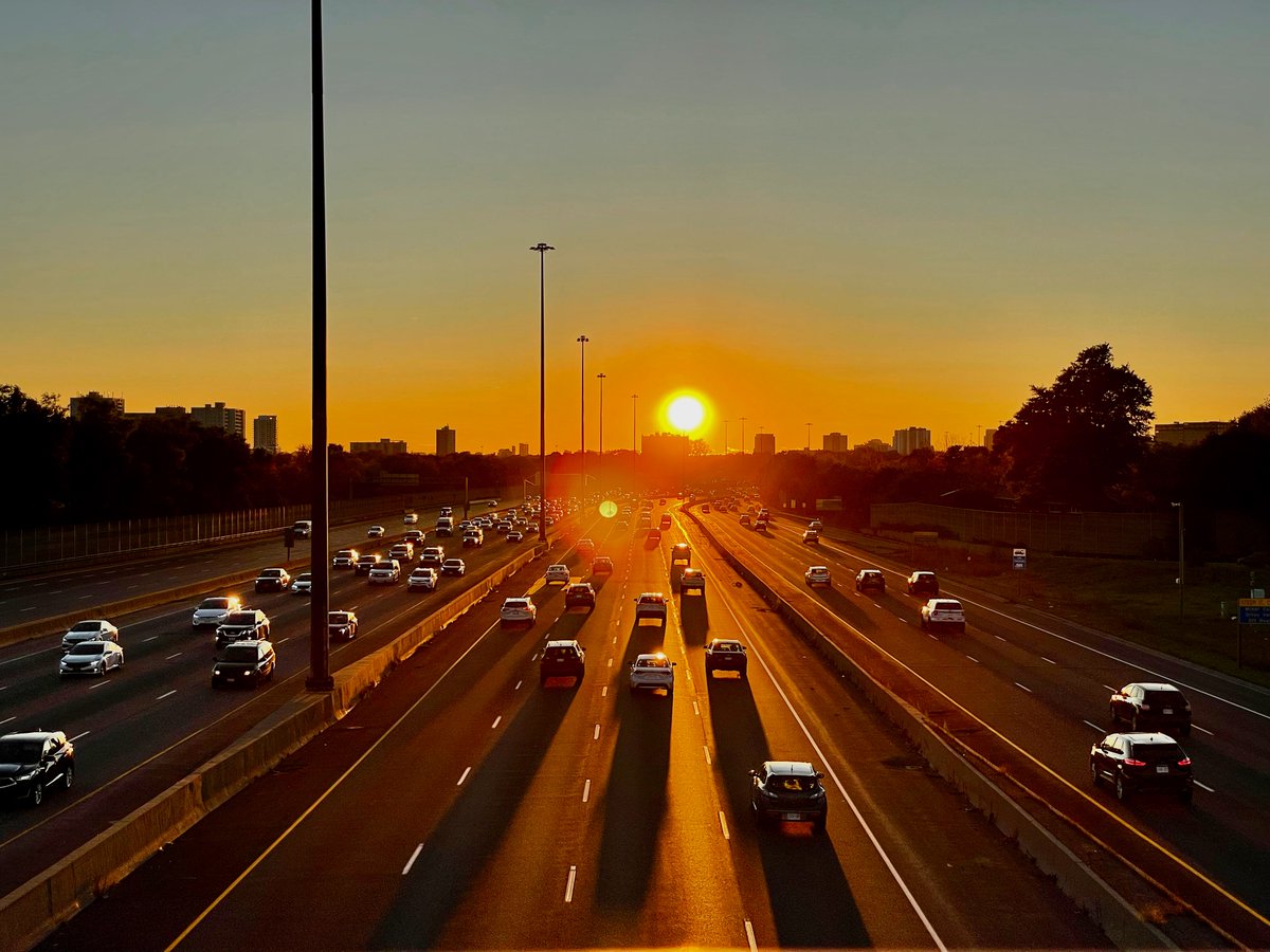 Here is the scene on the 401, 3 days ahead of the official day of the last #TorontoHenge of the year. The orange streak. The long shadows. The blinded drivers. All the characteristics that make this an urban celestial spectacle.
#shotoniPhone