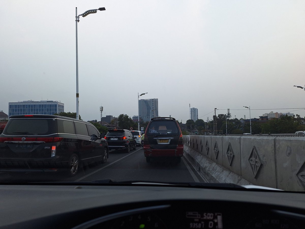 bondry's tweet photo. @RadioElshinta @dishubjakarta @TMCPoldaMetro macet tiap pulang kerja, udah 2 bulan lebih. Imbas pekerjaan pemprov DKI di depan antam, depan aeon tg barat, sepanjang jalan tb simatupang, dr cilandak sampai TL condet. Progressnya lambat hampir tidak ada. https://t.co/t5lgtrHlzb