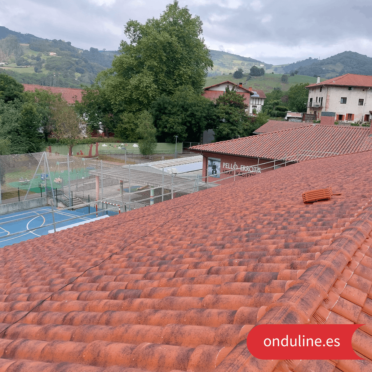 Onduline_Spain's tweet image. Descubre la #rehabilitación bajo teja de #cubiertas, una solución eficaz para reducir el consumo energético en edificios 😉

Te detallamos las ventajas y beneficios de realizar esta rehabilitación. Conoce más en 👇
eu1.hubs.ly/H05P4p10