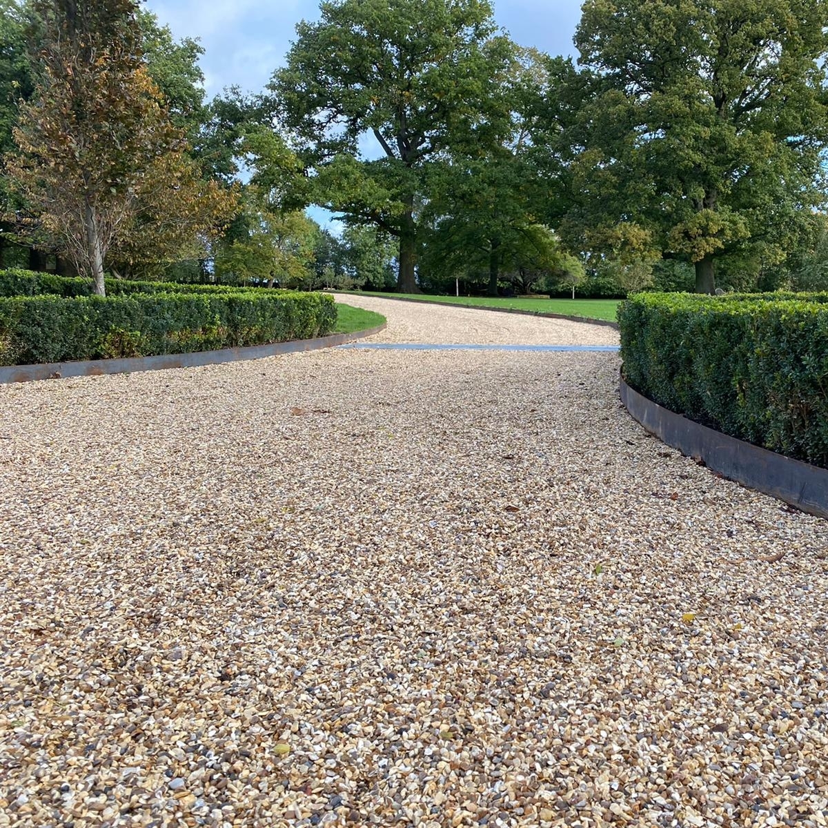 We specialise in Gravel Edging for driveways, paths and lawn areas. Gravel Edging is the perfect solution to stopping movement of gravel between your driveway, lawn or other garden areas.

#gravel
#driveway
#solidsteel
#thetraditionalco