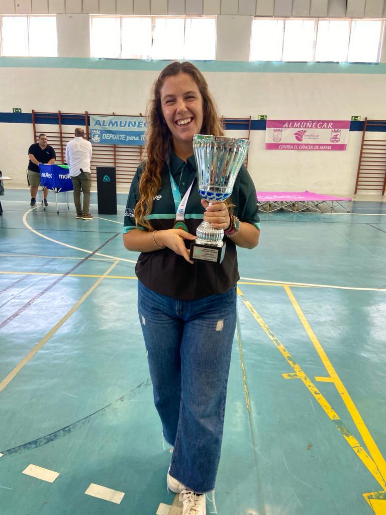 ED_FundacionSMV's tweet photo. 🏀 | Nuestra entrenadora Paula López, se ha proclamado este fin de semana #campeona de Andalucía con la Selección Malagueña de la categoría cadete femenino.

¡Enhorabuena! 👏🏻🏀
#SomosEscuelaDeportiva https://t.co/6WIh0ZMnnI