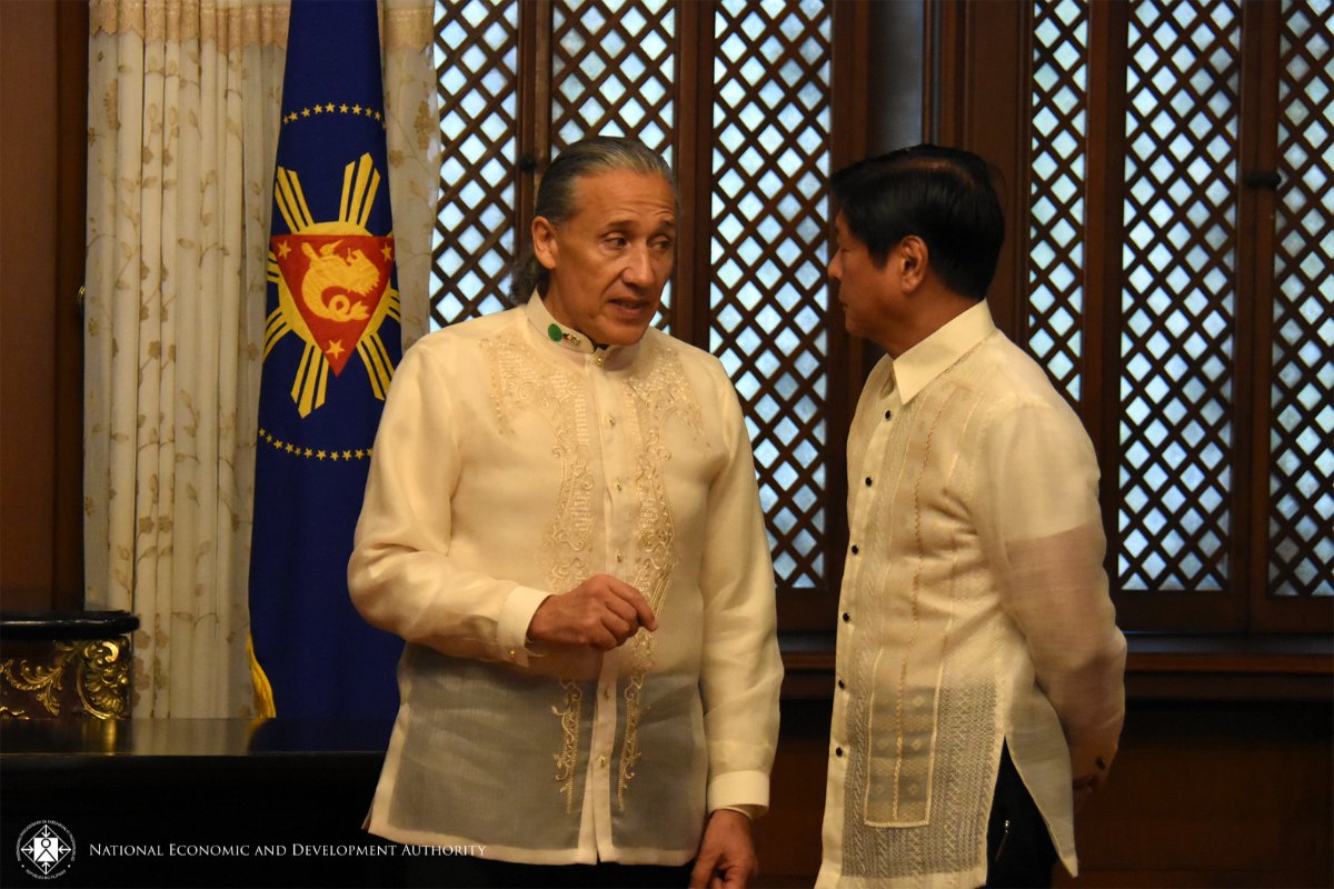 DEPDevgovph's tweet photo. 𝐋𝐎𝐎𝐊: President Ferdinand Marcos Jr. attends the ceremonial signing of the United Nations Sustainable Development Cooperation Framework (UNSDCF) for 2024 to 2028 at the Malacañan Palace on Oct. 24, 2023. https://t.co/lYAna5ceZl