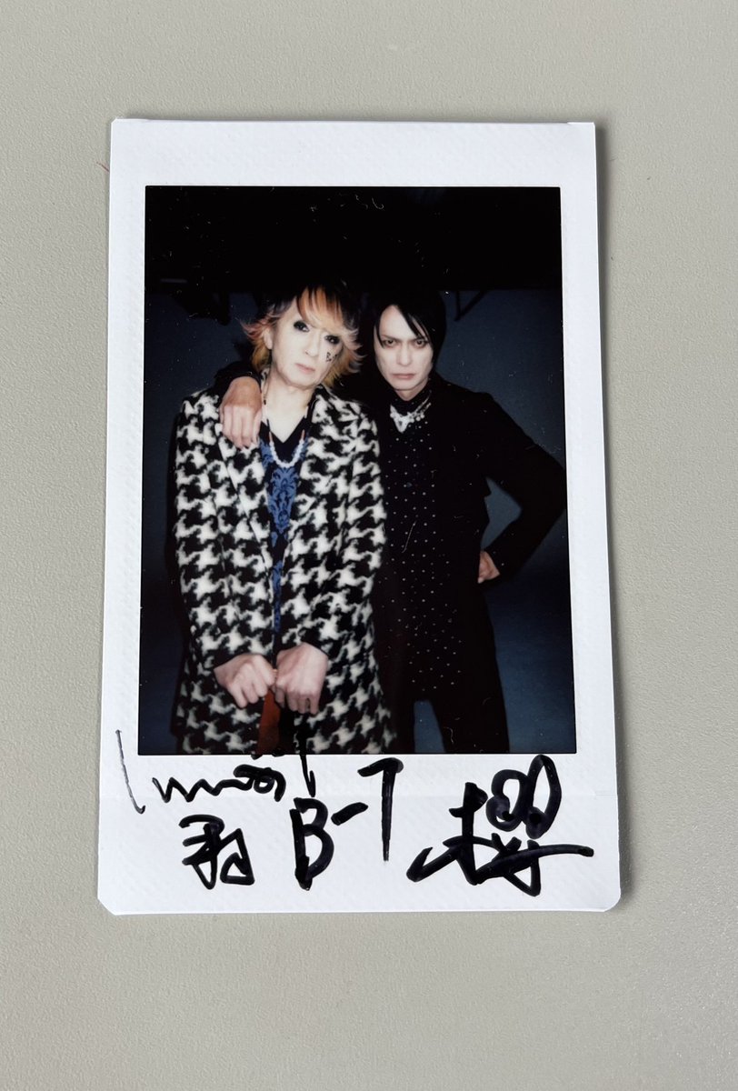 rock_and_read's tweet photo. 本誌撮影後に読者プレゼント用のチェキを撮影させてくださいと伝えたら、ニコッと笑ってこのポーズをしてくださった櫻井さん。あなたの茶目っ気と優しい心遣い、一生忘れません。 https://t.co/ZKrP282mkw