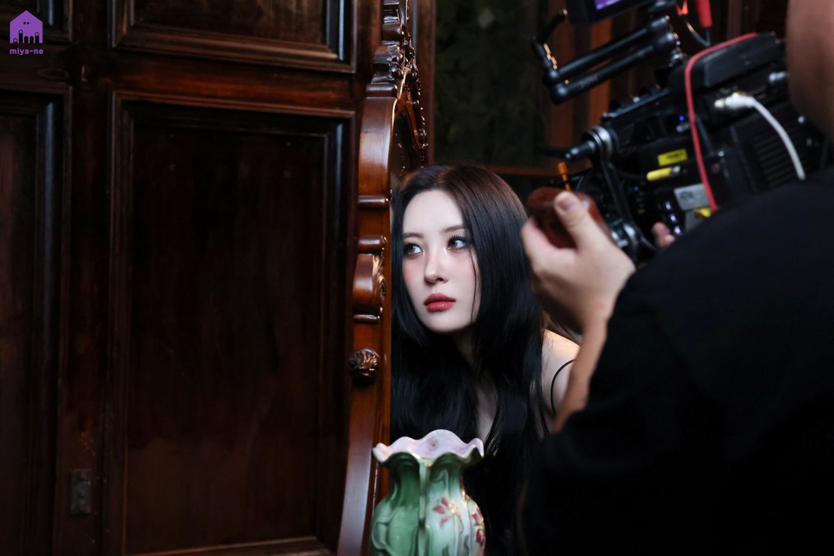 official_sunmi_'s tweet photo. [PHOTO]
⠀
[miya-ne Only] 선미 (SUNMI) 'STRANGER' JACKET&MV BEHIND PHOTO💜🔩
⠀
요즘 미야네 늘어가는 소리 들리나요?👂
모두를 미야네로 만들어 버리는 선미의
취향 저격 사진 가지고 힘차게 등장❣
미야네 취향을 정확히 저격했죠?😘
⠀
🔗 https://t.co/0YR0g784Xl
⠀
#선미 #SUNMI
#미야네 #miyane