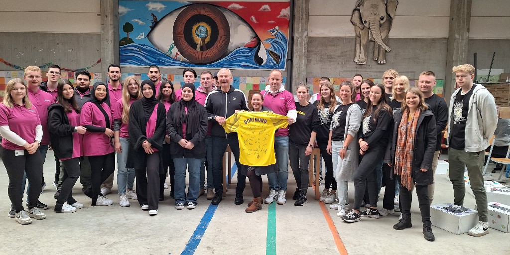 Rund 30 Auszubildende von #Evonik und dem BVB besuchten das Friedensdorf in Oberhausen und zauberten den Kindern aus Kriegs- und Krisengebieten mit kreativen Aktionen ein Lächeln ins Gesicht. Gemeinsam für den guten Zweck! friedensdorf.de/2023/10/23/soc… #PartofSomethingSpecial