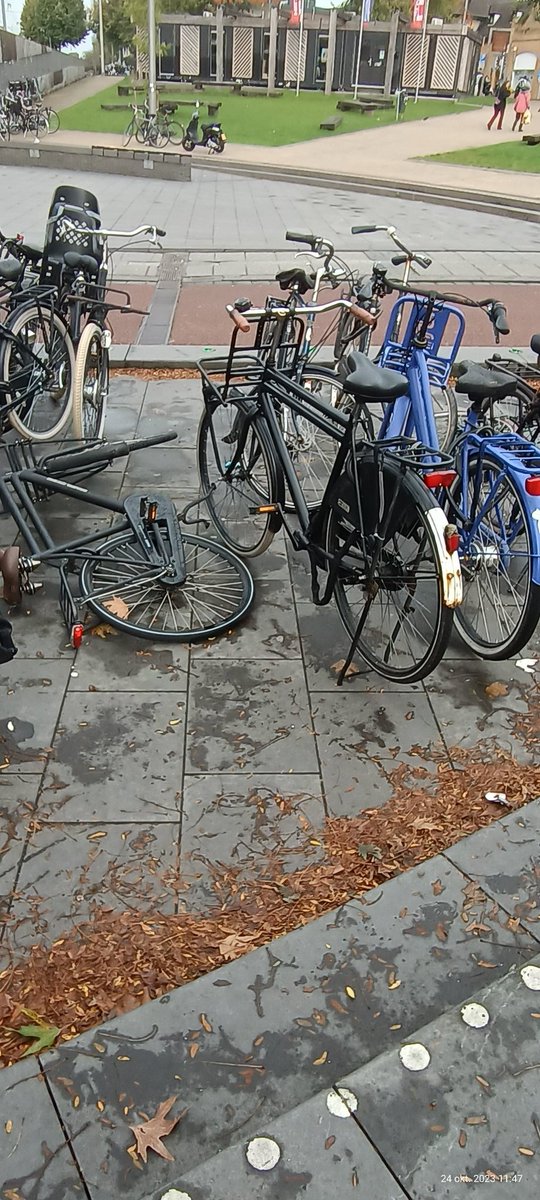 25Roos09's tweet photo. @NS_online Aangezien @GemeenteHsum na vele meldingen niet ingrijpt, verzoek aan NS om voetpaden, doorgangen en trappen vrij te houden voor voetgangers bij station Hilversum. Vanaf de Zuiderweg is het station vrijwel onbereikbaar als je je nek niet wil breken over de fietsen. https://t.co/3NxtnxGcXO