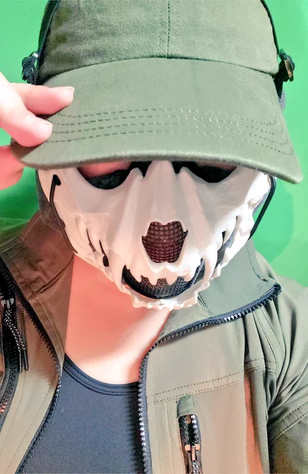 ハロウィン時期だしサバゲーのフェイスガードの上から何か付けられないかなって思って買ってみた。がおーー!! 