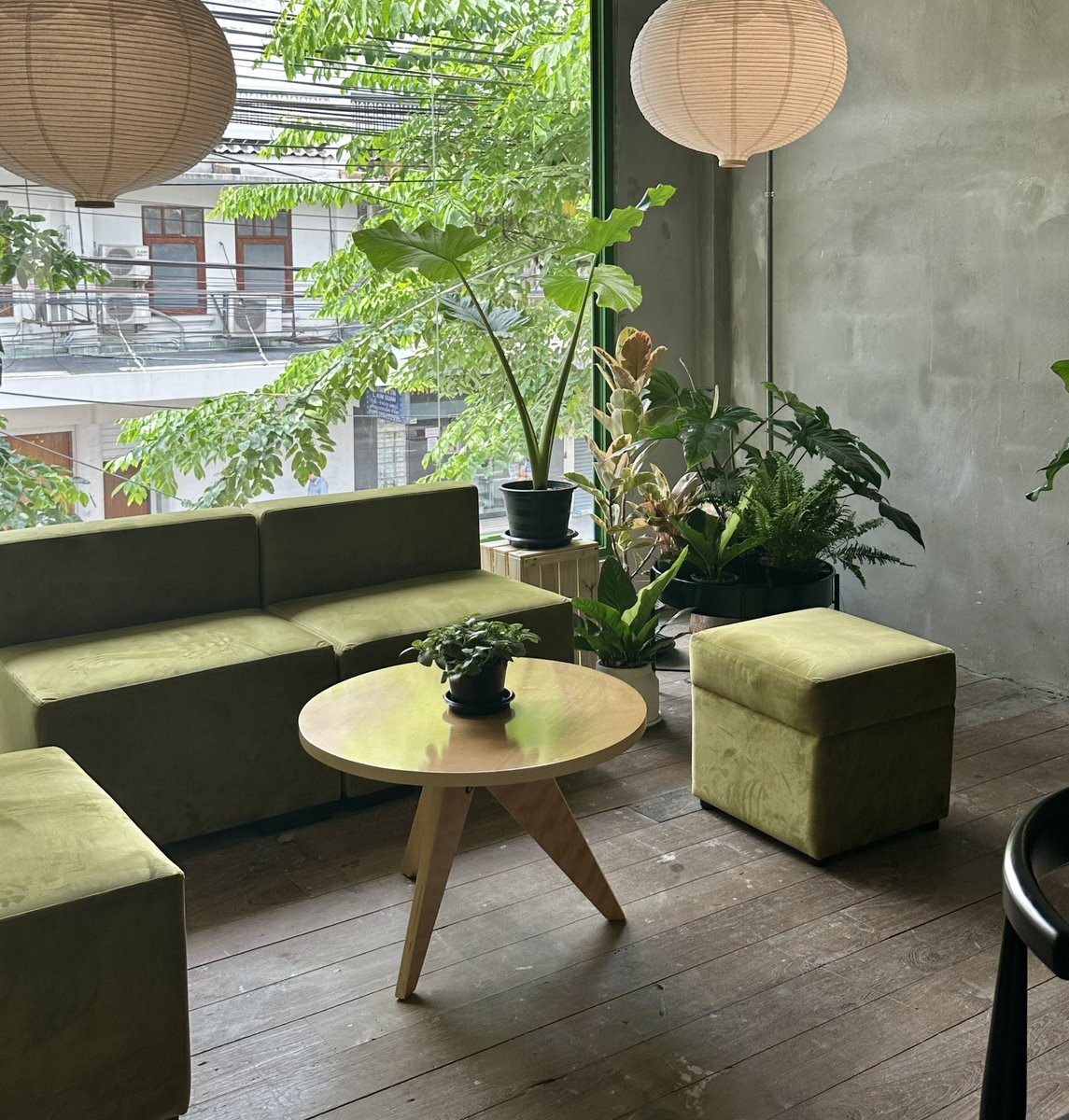 𝑹𝑬𝑵 𝒄𝒂𝒇𝒆 𝒂𝒏𝒅 𝒈𝒐𝒐𝒅𝒔 🌿🪴
             คาเฟ่สำหรับคนเลิฟมัทฉะย่านเจริญกรุง ประดับด้วยต้นไม้ เฟอร์นิเจอร์ไม้ และโซฟาสีเขียว แสงเข้า อบอุ่น เมนูมีทั้งเครื่องดื่มมัทฉะและขนมเค้ก บริการดี
            • เจริญกรุง 43 , bkk 🍵 <a href="/aroii/">@aroii บอกต่อ</a>