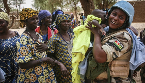 En 2018, Ouadja Ikpindile était Caporal des Forces armées togolaises🇹🇬. Elle a brillé dans l'Opération militaire Furaji II, exclusivement féminine, pour aller à la rencontre des femmes affectées par le conflit au Mali. Bravo pour avoir incarné la rés.1325. #FemmmesPaixSécurité.
