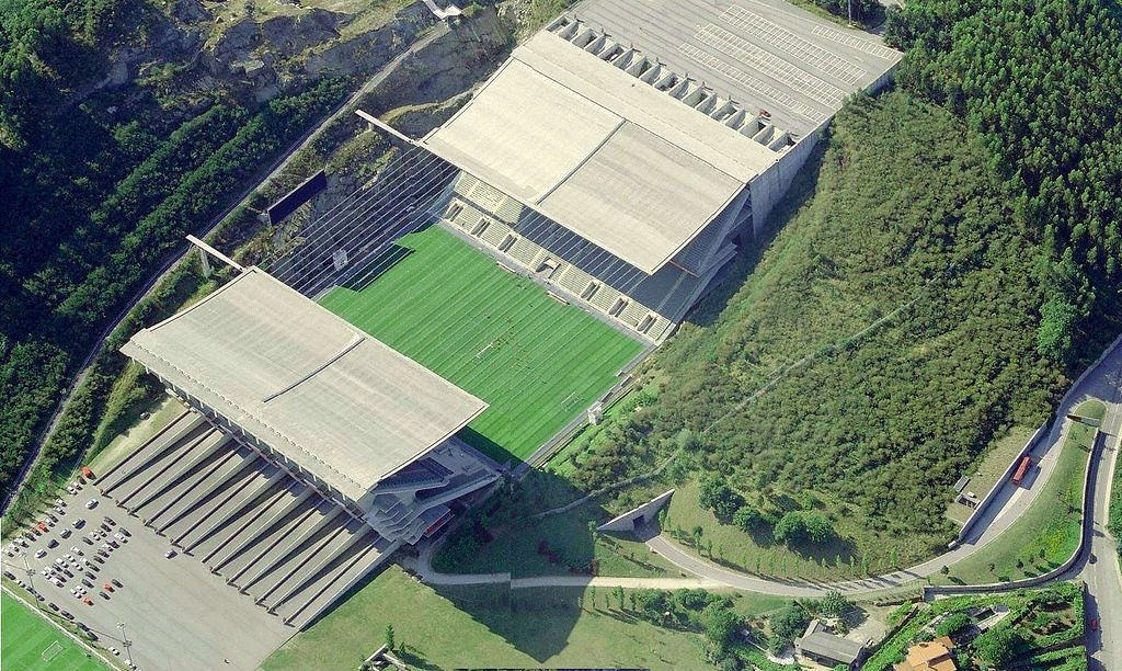 gomezdetejada's tweet photo. Hoy el Real de Madrid (como diría el gran Víctor Fernández) juega en el Estadio Municipal de Braga, una joya arquitectónica (de verdad), diseñado por Eduardo Souto de Moura, uno de los mejores arquitectos portugueses contemporáneos. https://t.co/vCcy3ypxV2