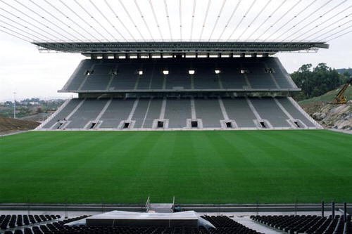 gomezdetejada's tweet photo. Hoy el Real de Madrid (como diría el gran Víctor Fernández) juega en el Estadio Municipal de Braga, una joya arquitectónica (de verdad), diseñado por Eduardo Souto de Moura, uno de los mejores arquitectos portugueses contemporáneos. https://t.co/vCcy3ypxV2