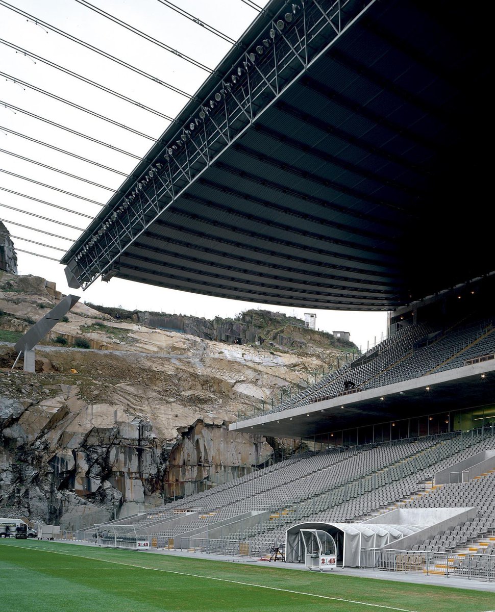 gomezdetejada's tweet photo. Hoy el Real de Madrid (como diría el gran Víctor Fernández) juega en el Estadio Municipal de Braga, una joya arquitectónica (de verdad), diseñado por Eduardo Souto de Moura, uno de los mejores arquitectos portugueses contemporáneos. https://t.co/vCcy3ypxV2