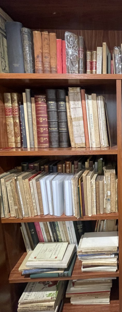 inaciugalan's tweet photo. 📚🗃️ Estos díes toi reorganizando la mio colección de llibru vieyo n’#asturianu. 

🔎 Si en dalguna ocasión precises consultar dalgún material, namás tiens qu’escribime. 

➡️ Llistáu completu del archivu: https://t.co/Tw1UzVOZeU https://t.co/p4rJKQC4eF