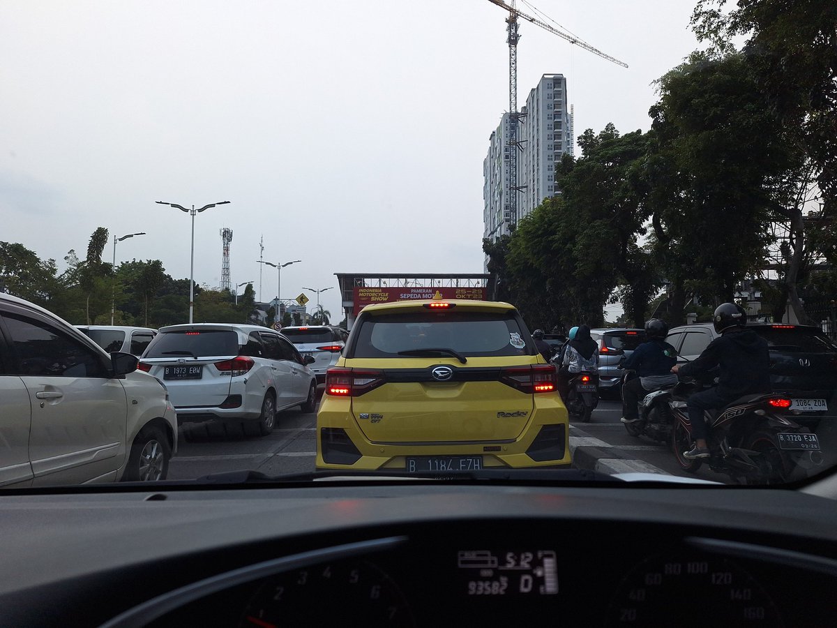 bondry's tweet photo. @dishubjakarta @RadioElshinta @TMCPoldaMetro @dishubJaksel Sudah 2 bulan lebih, pekerjaan pembuatan saluran air depan aeon tg barat tidak selesai selesai, menghabiskan bensin dan waktu saja, imbas pekerjaan pemprov dki. @TMCPoldaMetro https://t.co/oxJDaxDhd8