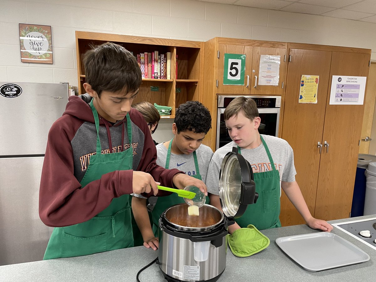 viviennewoon's tweet photo. Students practice collaboration and communication for workplace readiness! @RBMS_FACS https://t.co/fqf48NLl4S