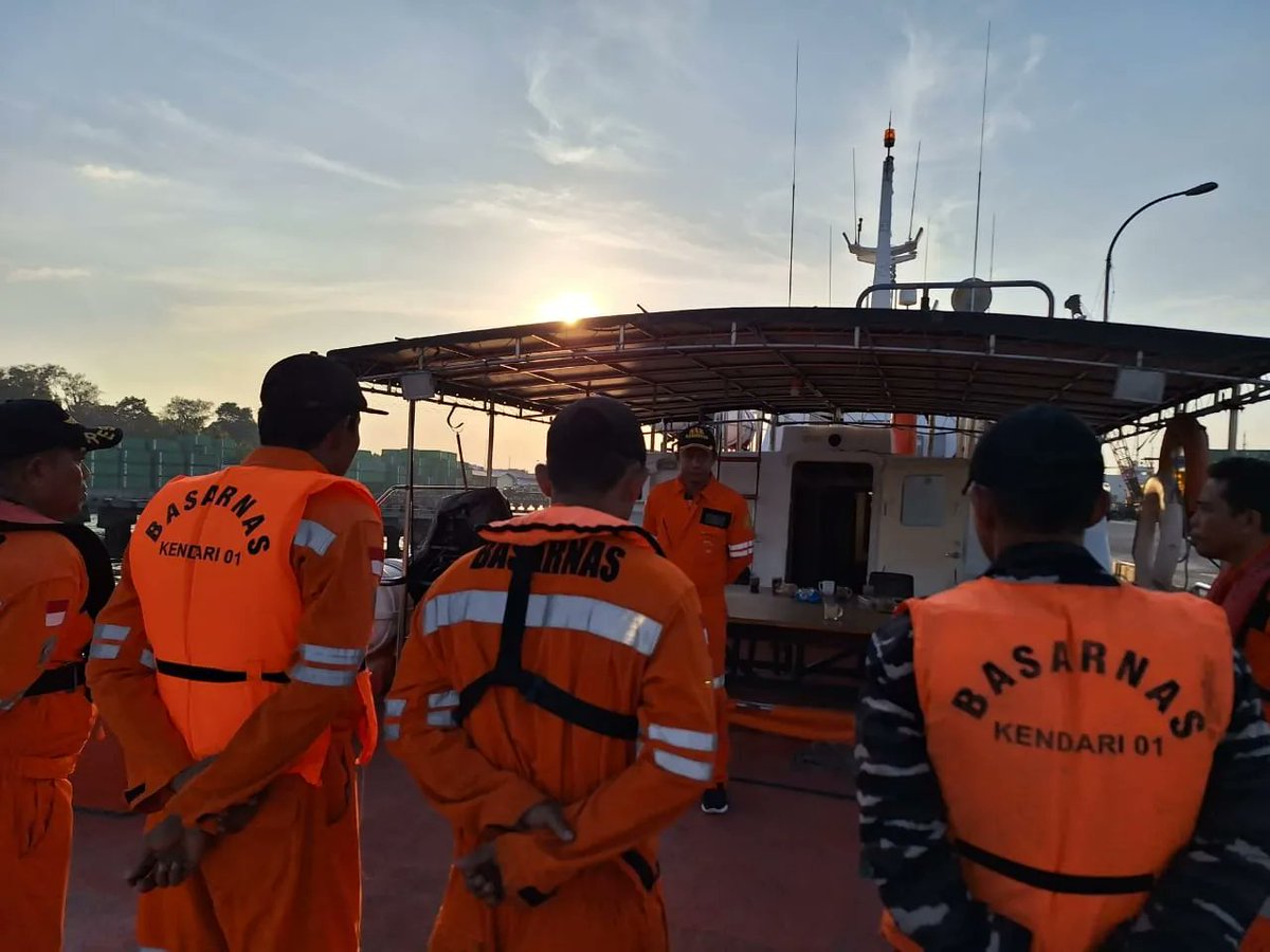 HumasSARKendari's tweet photo. Buton, 24/10 -- Ops SAR H4 terhadap 1 org ABK KM Sumber Rejeki yg terjatuh pada saat terjadi tabrakan dengan MV Sami diperairan tanjung Pemali dihentikan sementara dgn hasil nihil dan akan dilanjutkan kembali bsok pagi
#basarnaskendari
#rb210
#humassar304 https://t.co/ymOK2eaBDV