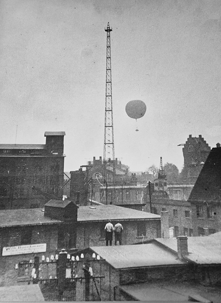 StadtarchivMS's tweet photo. Das 1. Aufnahmestudio wurde in einem leerstehenden Generatorenhaus der städtischen Elektrizitätswerke #Münster am Albersloher Weg eingerichtet. Dort stand auch der 75 Meter hohe #Sendemast aus Stahlgitter. Er wurde im 2. Weltkrieg zerstört. https://t.co/VzxXF6s7Qm