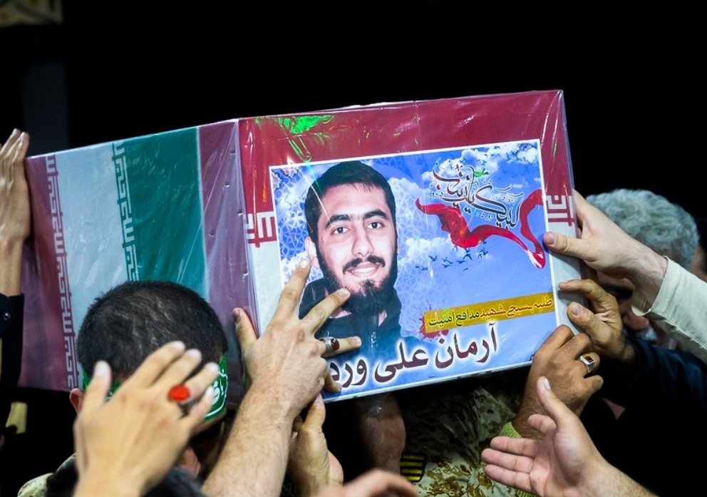 masoudkazemi81's tweet photo. آرمان علی‌وردی، «طلبه بسیجی» از شهران به قصد کشتن مردم و کودکان معترض راهی شهرک اکباتان شد و مشخص نشد توسط چه کسی (شاید نیروی خودی برای کشته‌سازی) به قتل رسید، مرد اما خانواده‌اش به نان و نوایی رسیدند و چند جوان یکسال است به بهانه مردنش در زندان‌اند؛ زندگی و مرگش نبکت‌بار بود https://t.co/jidHkRuDF6