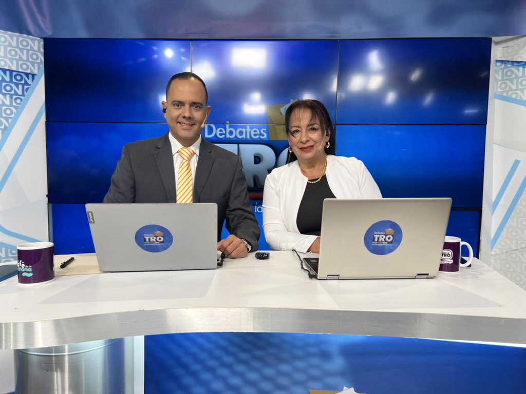 ELDENUNCIANTEo's tweet photo. #DebatesTRO
A los periodistas Ana Mercedes y Óscar Gerardo, total respaldo y solidaridad.
Una orda de candidatos desadaptados no empañara la labor que por muchos años han realizado en el periodismo regional y nacional
Adelante valientes!! https://t.co/1XugF5Ut22