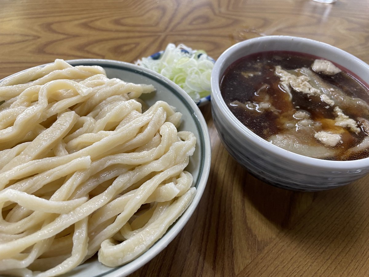 GourmetGradeB's tweet photo. うどん@天狗屋
【埼玉県熊谷市】
もり(冷)、かけ(温)に、トッピングの肉、玉子というメニューの潔さ
うどん本来の小麦粉の味、それに合うつゆの濃さ、牛バラ肉の厚みにこだわる「変わらない」良さは、「ここでしか食べられない」という付加価値に！
年季を感じる店構えのうどん屋 https://t.co/xtRMjoWffV