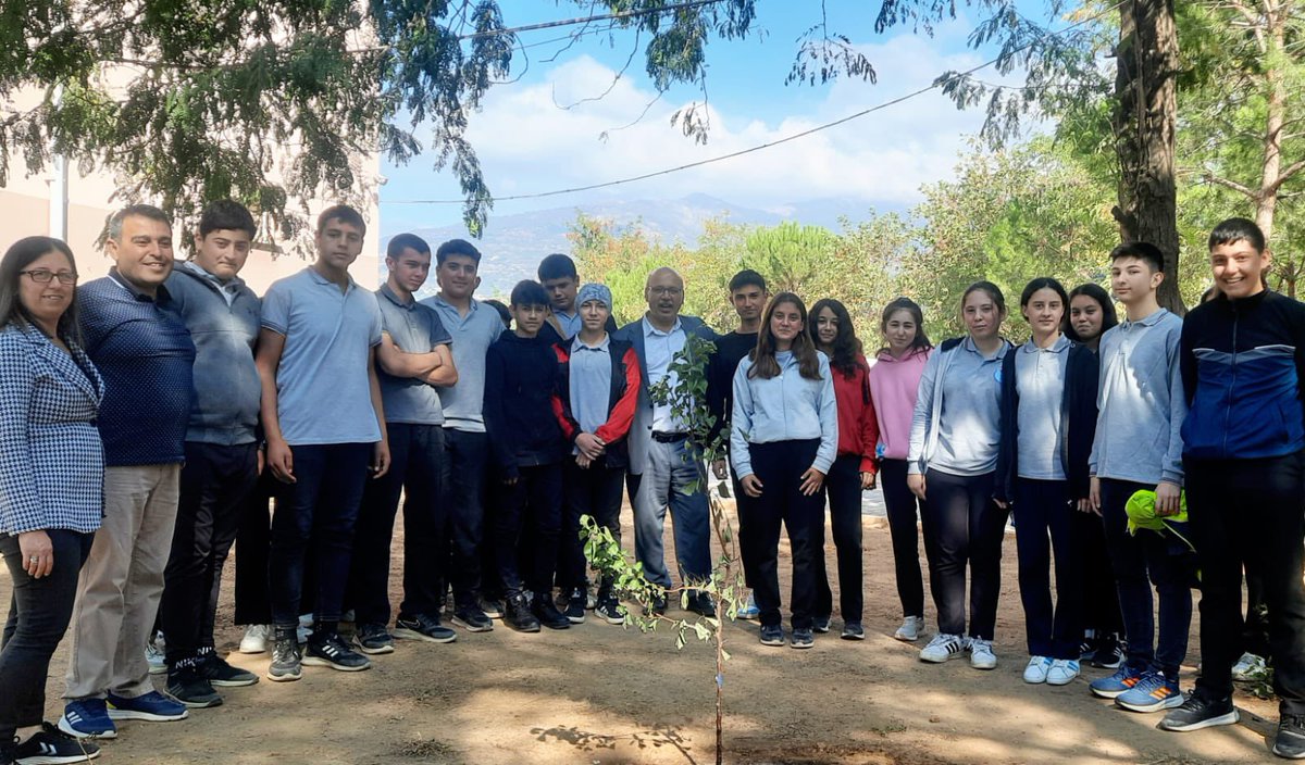 kiraz_mem's tweet photo. Kiraz Çok Programlı Anadolu Lisesi öğrencilerimiz Cumhuriyetimizin 100. Yılı etkinlikleri kapsamında fidan dikimi gerçekleştirdi. 🇹🇷 https://t.co/ud5DfryTeX