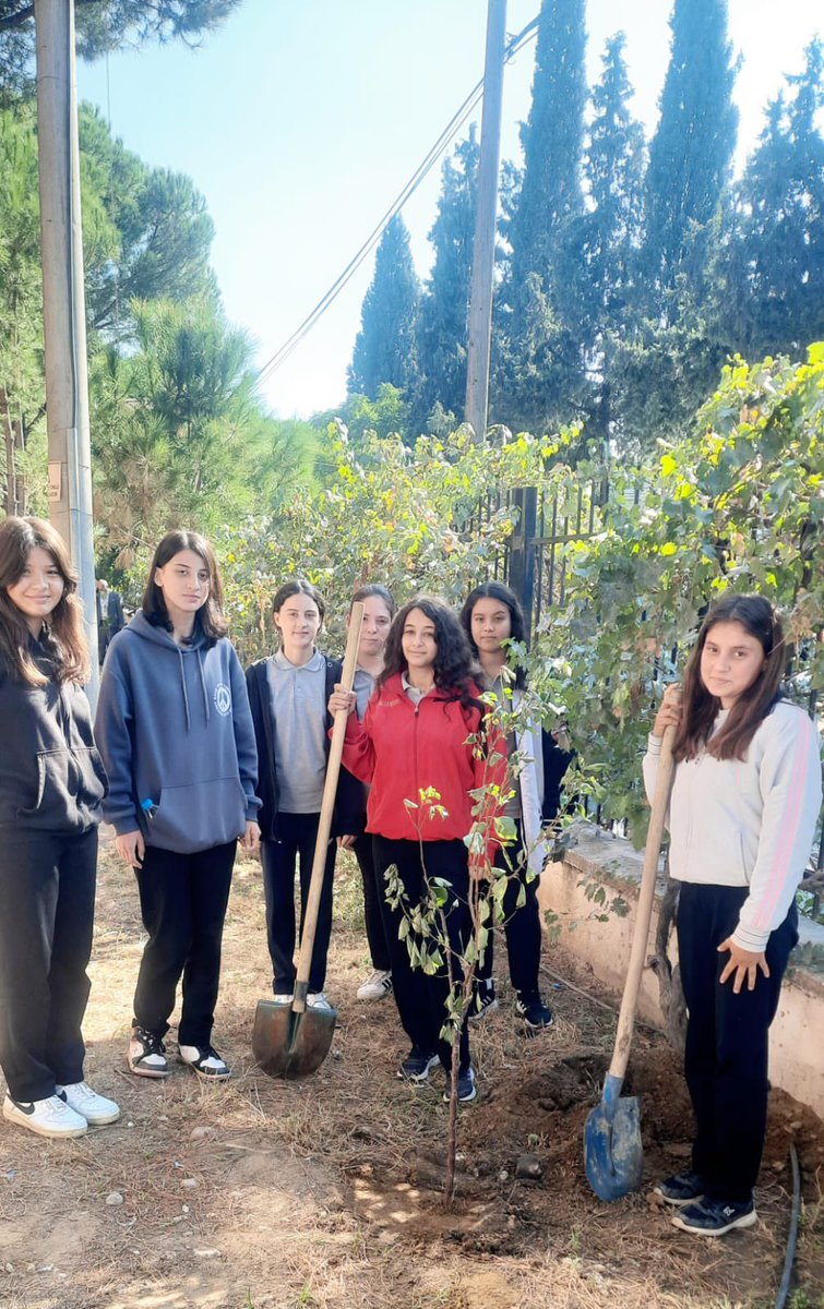 kiraz_mem's tweet photo. Kiraz Çok Programlı Anadolu Lisesi öğrencilerimiz Cumhuriyetimizin 100. Yılı etkinlikleri kapsamında fidan dikimi gerçekleştirdi. 🇹🇷 https://t.co/ud5DfryTeX