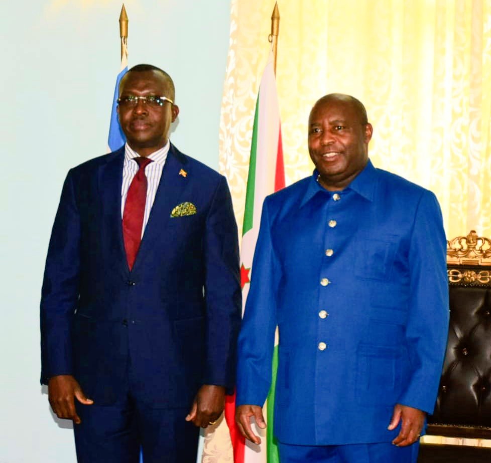 Le Président de la République <a href="/GeneralNeva/">SE Evariste Ndayishimiye</a> reçoit  en audience au palais présidentiel de #Gitega,  l'envoyé spécial de son homologue ougandais <a href="/KagutaMuseveni/">Yoweri K Museveni</a>, le ministre en charge des relations extérieures, John Mulimba.