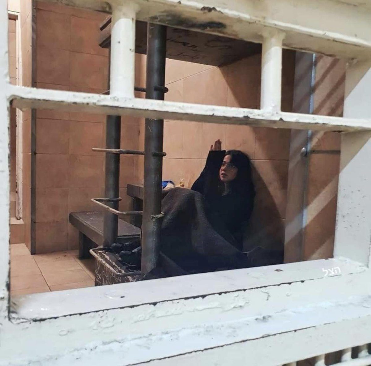 בשולי הדברים, התמונה של השחקנית הערבייה שנעצרה נראית כמו עטיפה של אלבום שירי מזרחית