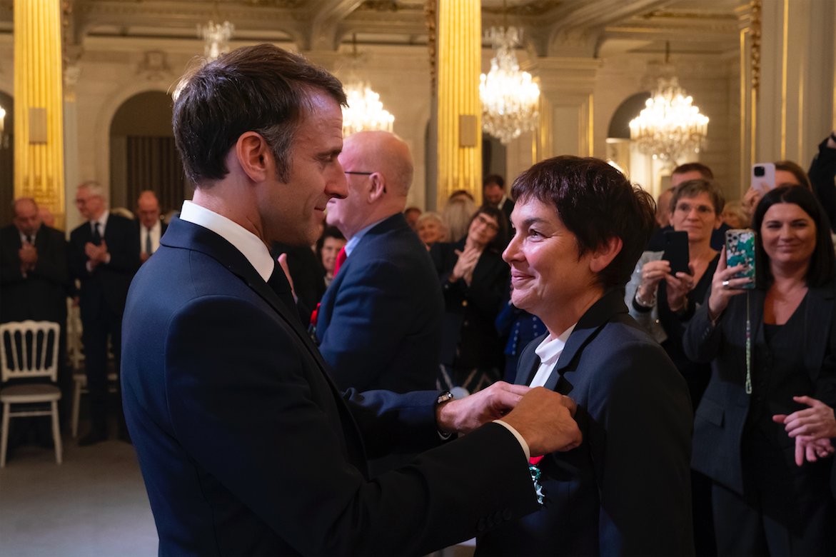 outremers360's tweet photo. Emmanuel Macron remet à @AnnickGirardin les insignes de Chevalier de la Légion d’honneur 

🎖️L'occasion pour le chef de l'État de saluer une nouvelle fois le bilan de son ancienne ministre, désormais sénatrice de #SaintPierreEtMiquelon

➡️https://t.co/OxGqRjZcyL https://t.co/r3H7ERSmbi