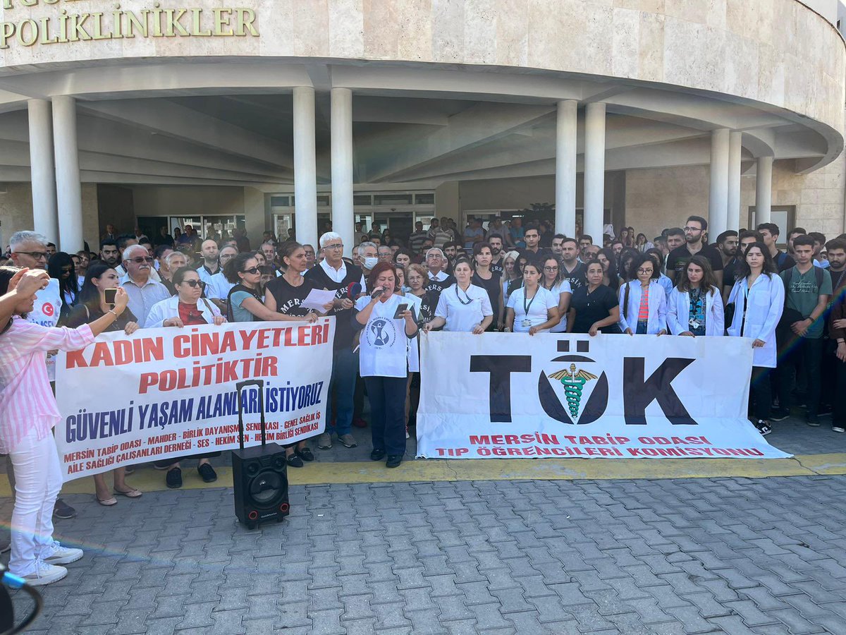 mersin_tok's tweet photo. Üzgün ve öfkeliyiz. Ama kararlıyız da. Bir kişi daha eksilmemek için, evde sokakta iş yerinde bulunduğumuz her yerde eril şiddete karşı mücadelemizi sürdüreceğiz. 
KADIN CİNAYETLERİ POLİTİKTİR!! https://t.co/1QO8bfcCzc