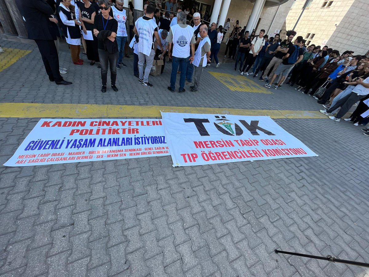 mersin_tok's tweet photo. Üzgün ve öfkeliyiz. Ama kararlıyız da. Bir kişi daha eksilmemek için, evde sokakta iş yerinde bulunduğumuz her yerde eril şiddete karşı mücadelemizi sürdüreceğiz. 
KADIN CİNAYETLERİ POLİTİKTİR!! https://t.co/1QO8bfcCzc