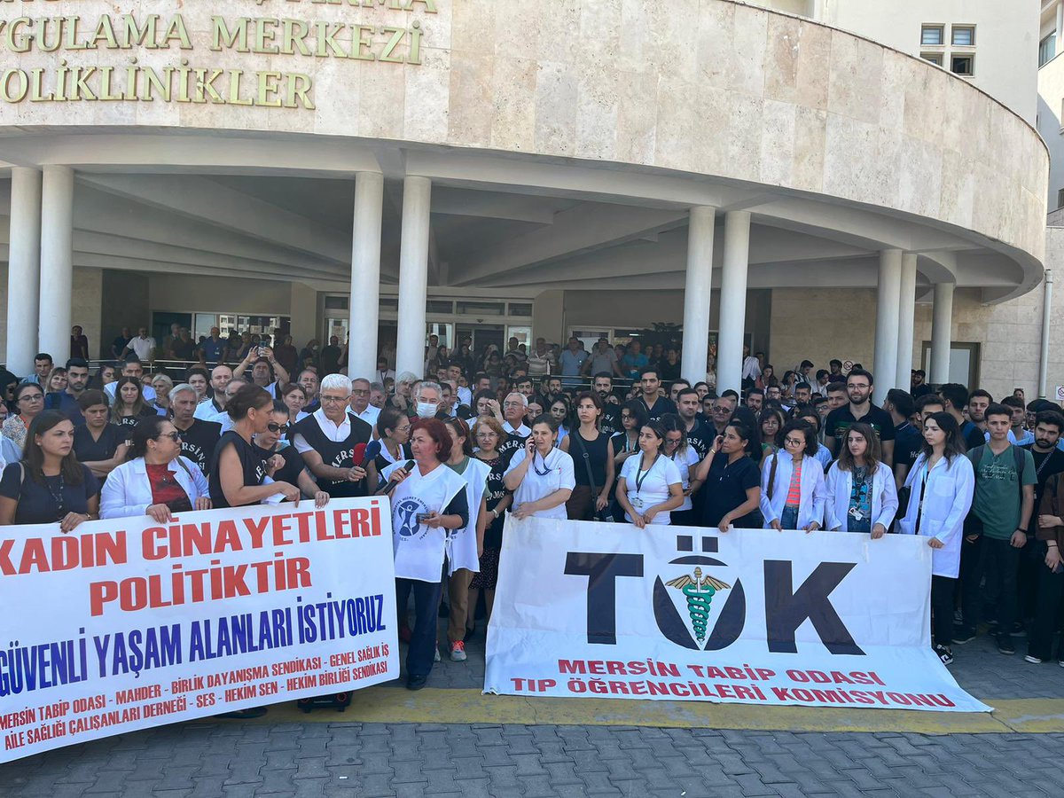 mersin_tok's tweet photo. Üzgün ve öfkeliyiz. Ama kararlıyız da. Bir kişi daha eksilmemek için, evde sokakta iş yerinde bulunduğumuz her yerde eril şiddete karşı mücadelemizi sürdüreceğiz. 
KADIN CİNAYETLERİ POLİTİKTİR!! https://t.co/1QO8bfcCzc