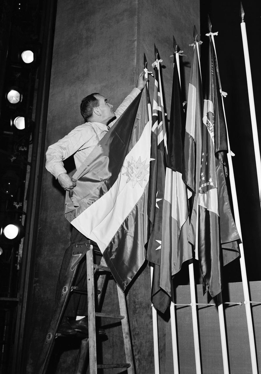 #UN Day today, an occasion to reaffirm the purposes & principles of the UN Charter  #UNDay2023 

UN photo 👇 captures the moment #Argentina flag is placed next to the flags of other Member States prior to the 1945 San Francisco Conference in which the UN Charter was signed 🇦🇷🇺🇳