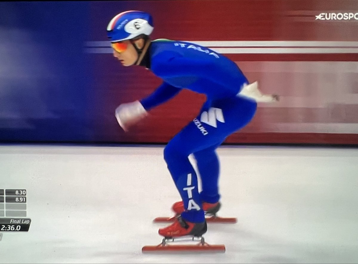 Luca_Monta_'s tweet photo. Gli azzurri stavano sfiorando una vittoria “alla Bradbury” nella staffetta mista, unici in piedi dopo la caduta a catena di Cina e Corea del Sud davanti a loro al penultimo giro. 

Tuttavia, la gara è stata fermata e fatta ripartire da capo. 

#ShortTrackSkating https://t.co/CYnXOhSBIj