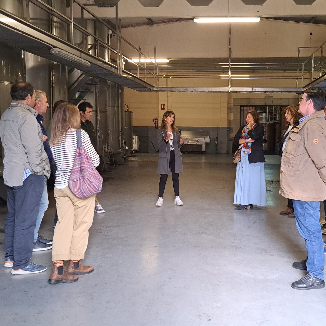 amadorgarciabod's tweet image. 🍷 Durante este fin de semana hemos recibido la visitas de un grupo de 10 vizcaínos y a la entrañable cuadrilla de blusas de Vitoria, @LOSALEGRIOS 

🗺️ Buen #vino, buena compañía y la belleza natural de #RiojaAlavesa ¿Qué mejor plan se te ocurre para el fin de semana?