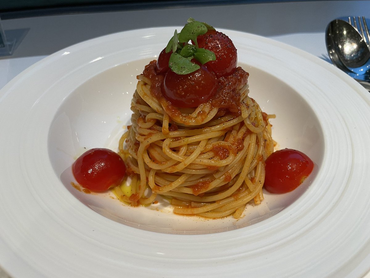GourmetGradeB's tweet photo. 伊豆産フレッシュトマトのスパゲティ@ Ristorante HONDA
【サフィール踊り子車内】
トマトのスパゲティは、沿線のフレッシュなトマトの酸味が際立つシンプルでも素材のよさが光る味わい　またそこに合わせる上質なオリーブオイルの香りが非常に食欲をそそる https://t.co/7PRGSMxsHG