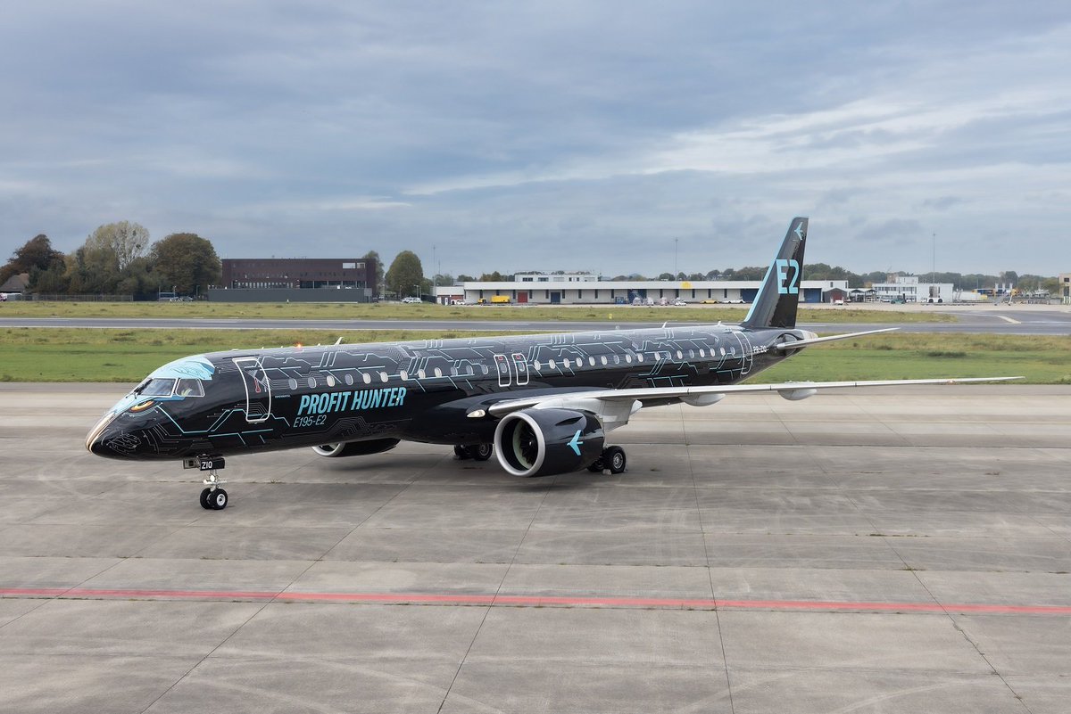 BREAKING: Embraer presents E-195 E2 'Tech Eagle' livery ✈️🦅

Embraer's PR-ZIQ aircraft now features the dark brown brand livery with nice teal touches on the fuselage 🇧🇷

Do you like it?
#Embraer #E195E2 #TechEagle