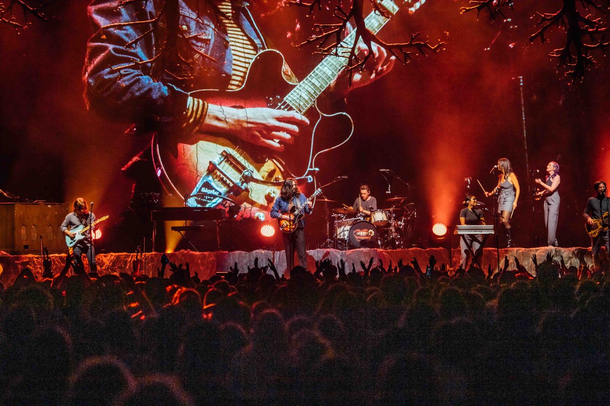 Hozier's tweet photo. Vancouver, thank you for that incredibly sweet reception at @RogersArena, the love was felt. So good to be back in Canada and can’t wait to play shows here again. Love!

📸 @RuthlessImagery https://t.co/kgHvMOSzvB